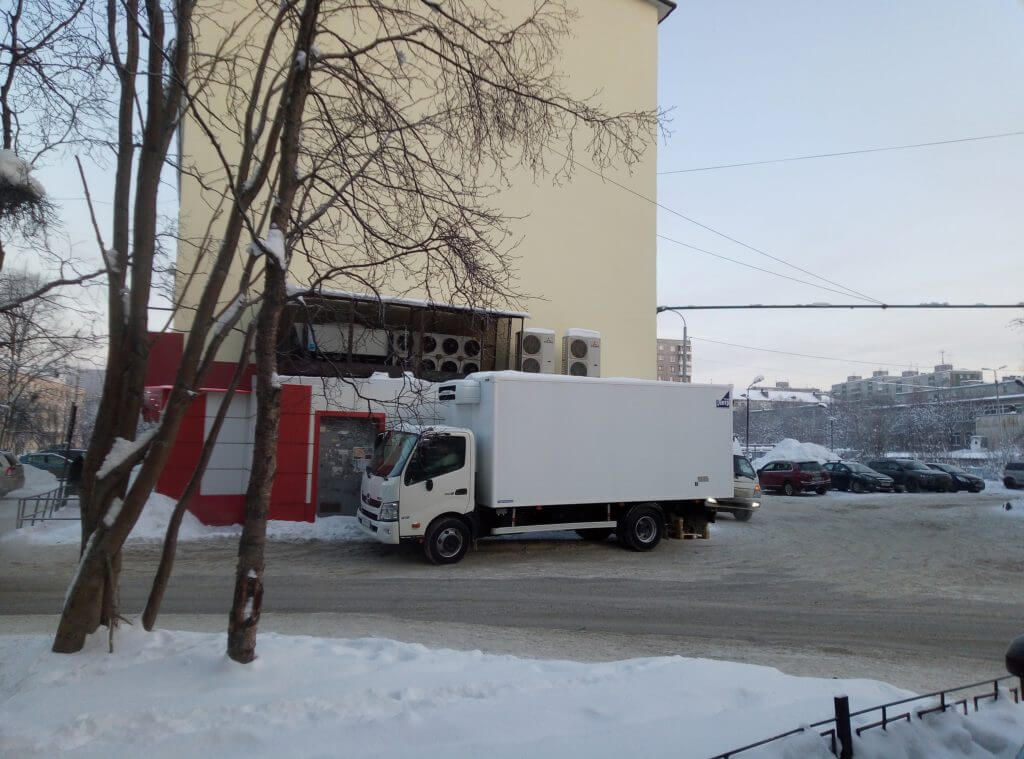 машина для грузоперевозок фото